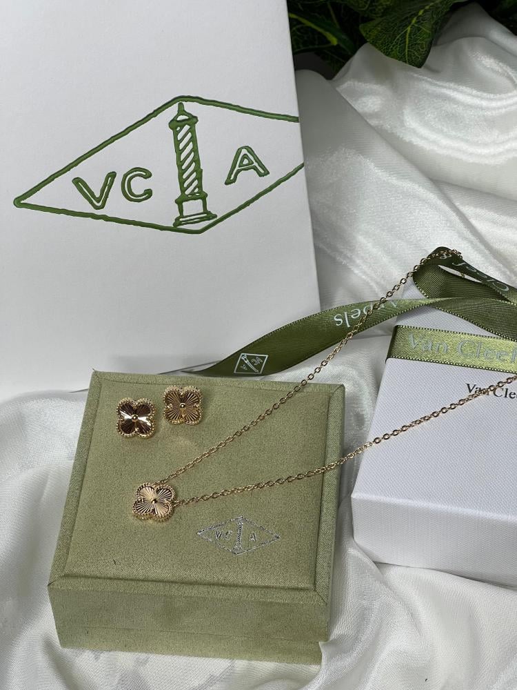سلسال  Van cleef ذهبي مع حلق