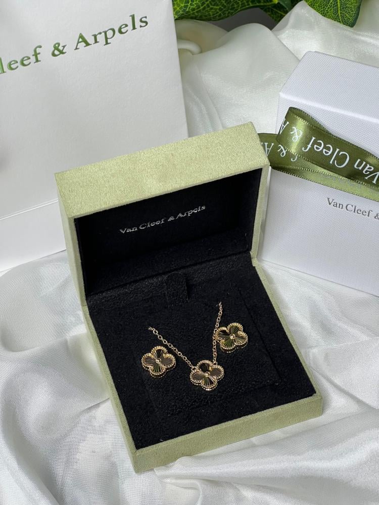 سلسال  Van cleef ذهبي مع حلق