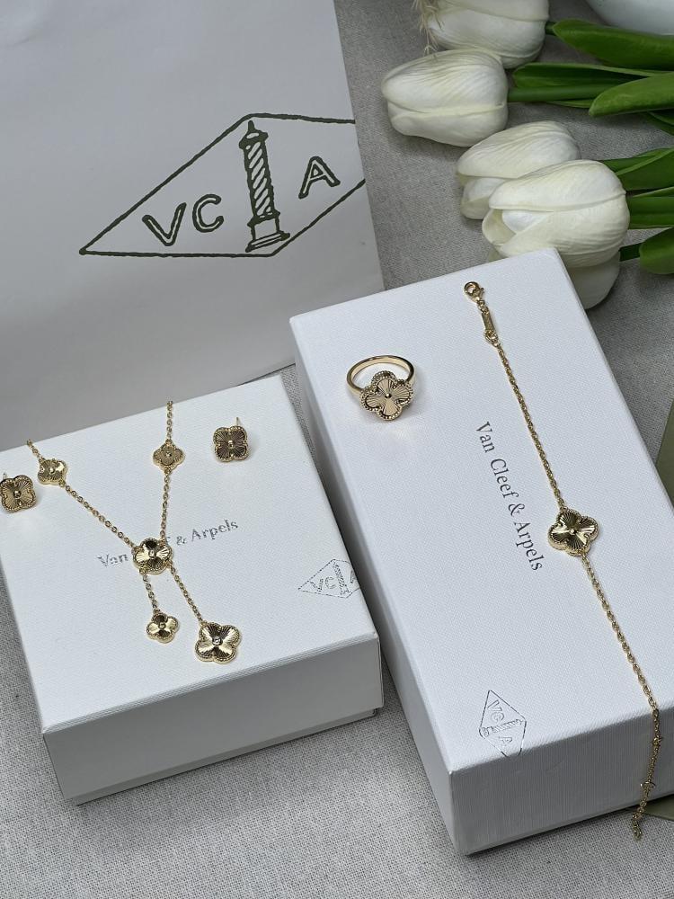 طقم van cleef  ذهبي