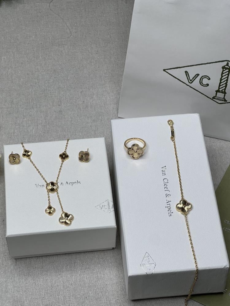 طقم van cleef  ذهبي