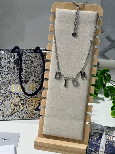 سلسال Dior معدن فضي