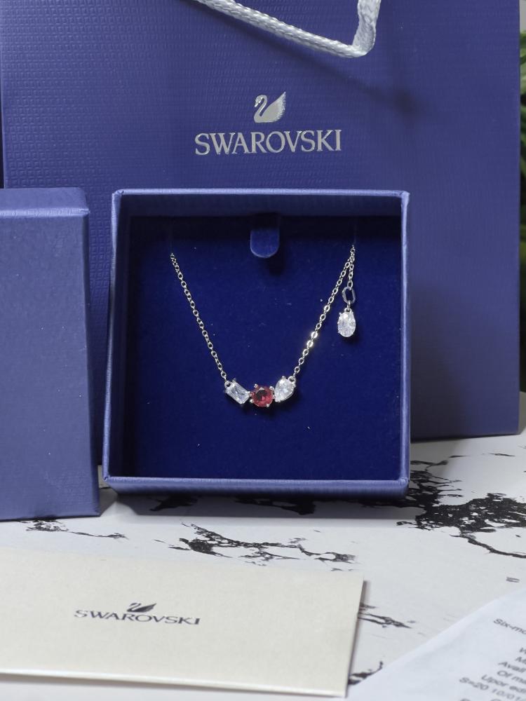 سلسال سوارفيسكي فضي كريستالة حمراء