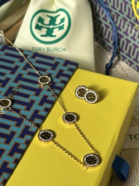 سلسال مع حلق TORY BURCH معدن ذهبي بفصوص كرستال زرك...