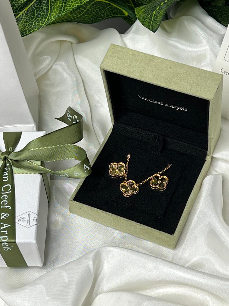 سلسال  Van cleef ذهبي مع حلق