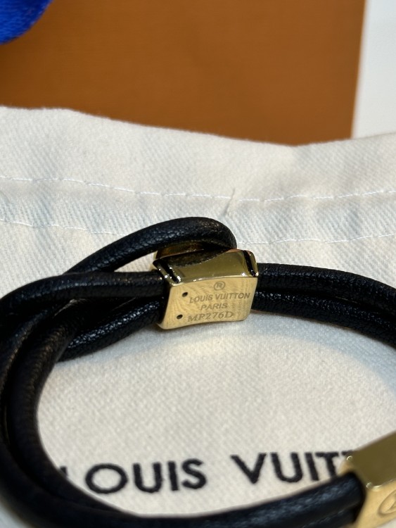 إسوارة LOUIS VUITTON جلد ومعدن ذهبي