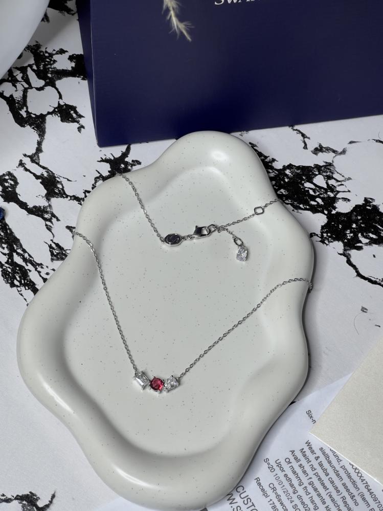 سلسال سوارفيسكي فضي كريستالة حمراء