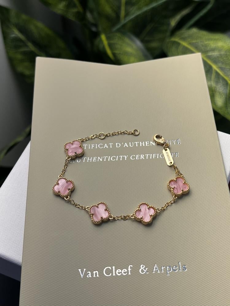 اسوارة van cleef وردي مموج