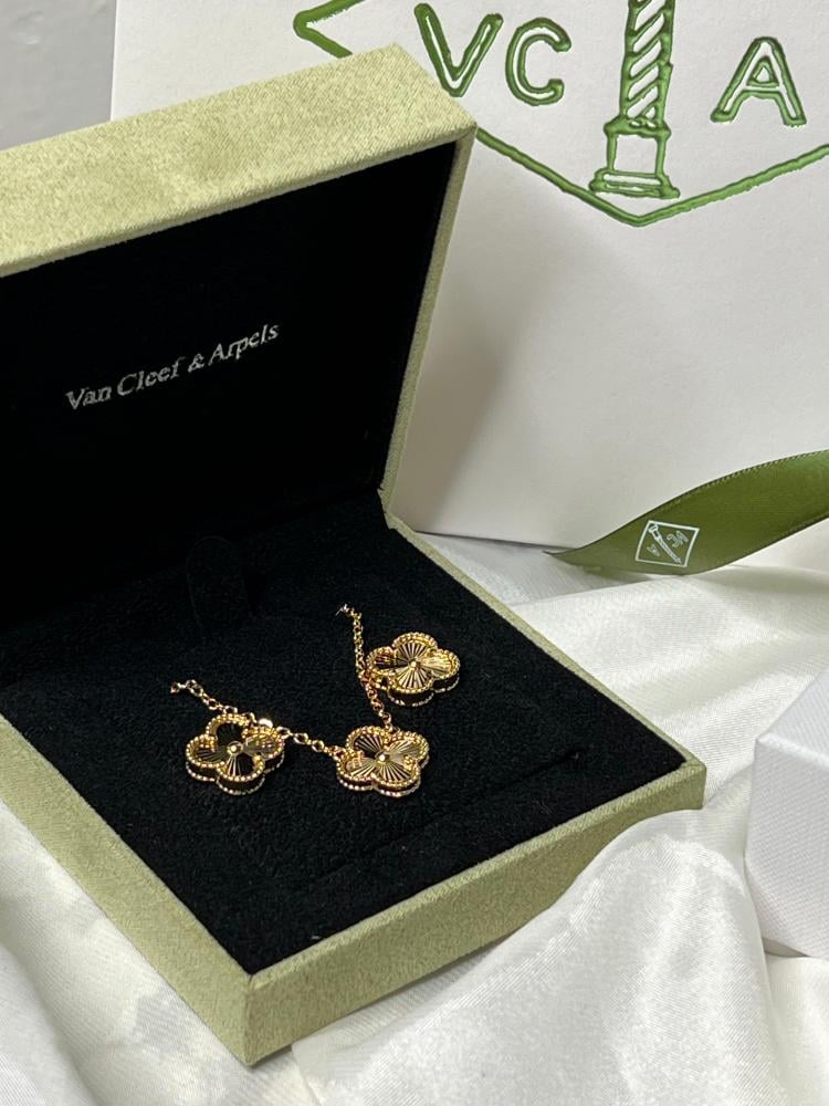 سلسال  Van cleef ذهبي مع حلق