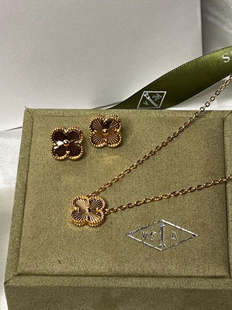 سلسال  Van cleef ذهبي مع حلق