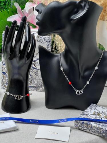 طقم Dior فضي