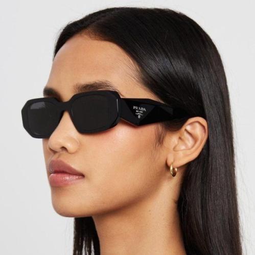 نظارة PRADA المشهورة