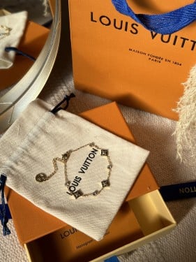 إسوارة LOUIS VUITTON معدن ذهبي صدفي