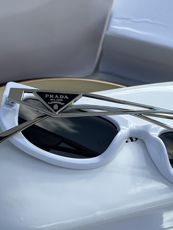 نظارة PRADA المشهورة