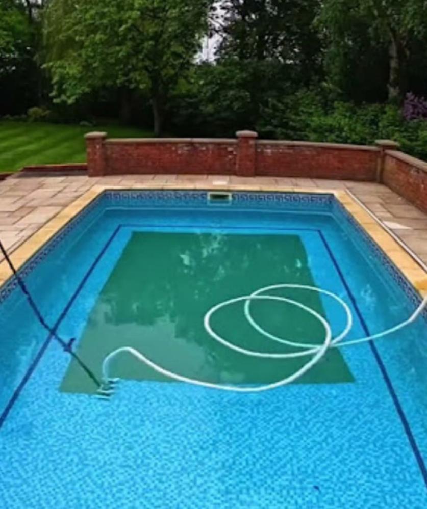 حل مشاكل المسبح الشائعة: الماء الأخضر، الروائح، وضعف الفلترة