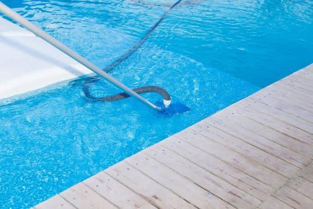 دليل شامل لتنظيف المسابح