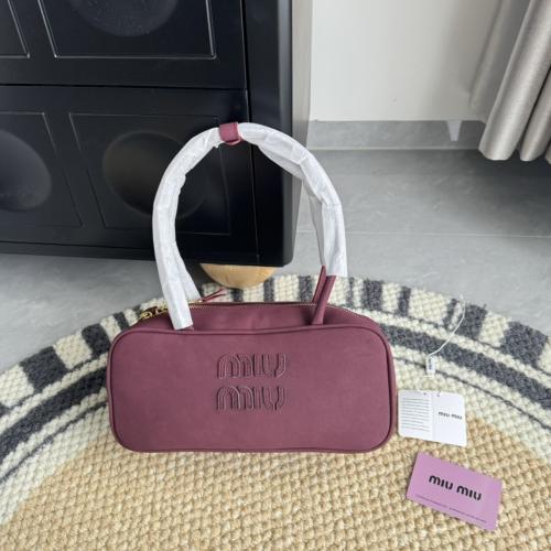 حقيبة عنابي miumiu