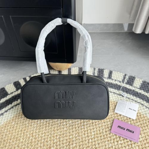 حقيبة اسود miumiu