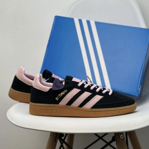 adidas شوز اسود وردي