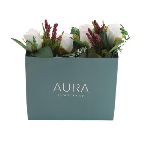 تغليف ورد صناعي جميل مع كيس AURA