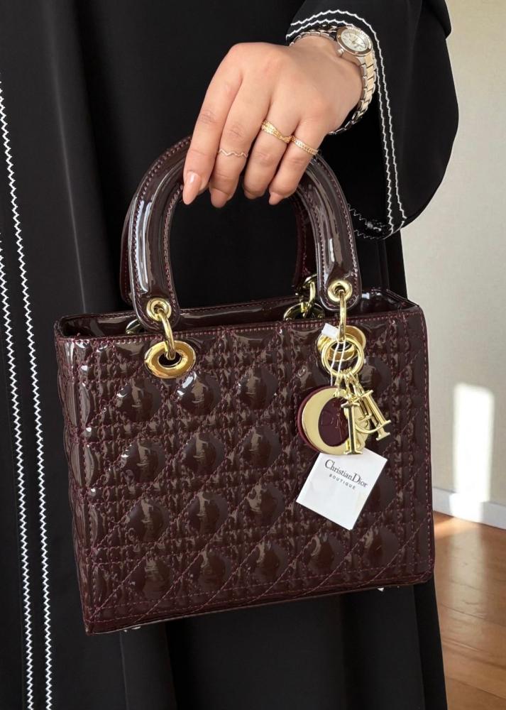 حقيبة ديور البنية: لمسة من الفخامة والأناقة