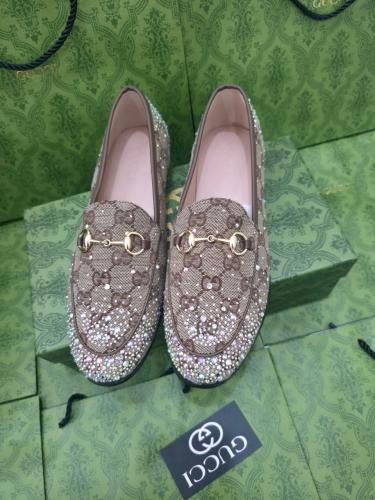 حذاء Gucci الفاخر باللون البني: أناقة لا تُضاهى في...