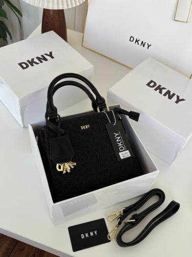**"حقيبة DKNY: الأناقة والعملية في تصميم واحد"**