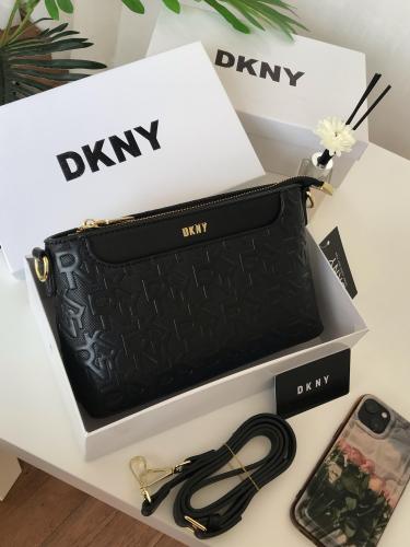 حقيبة DKNY السوداء المزخرفة: أناقة لامثيل لها