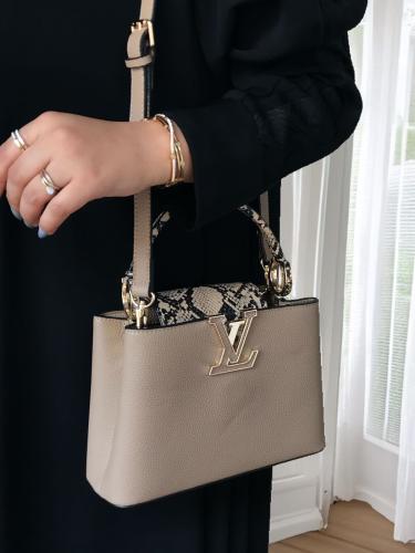 حقيبة Louis Vuitton باللون البيج