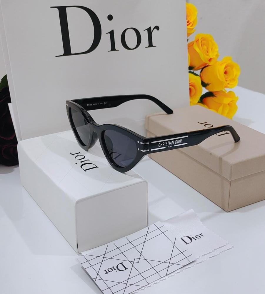 "نظارات ديور: لمسة من الجرأة والأناقة!"