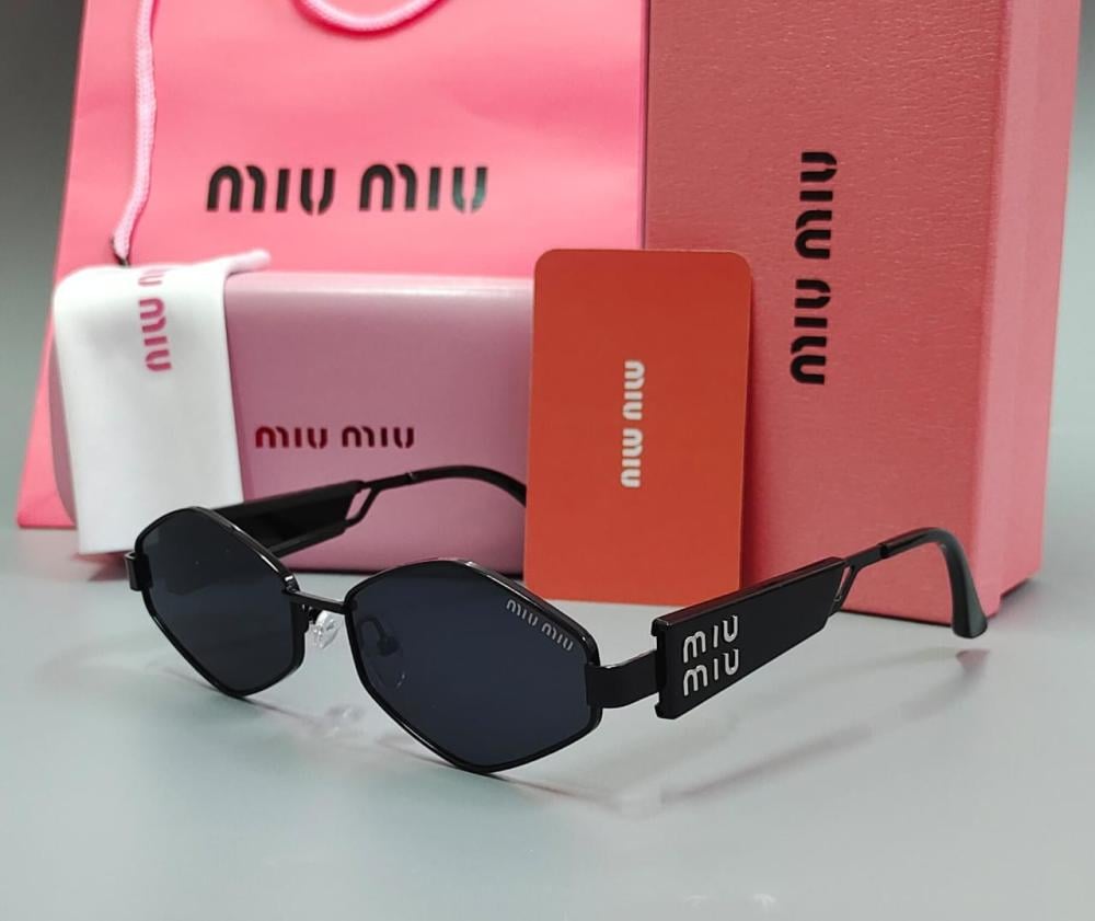 "نظارات ميو ميو: تصاميم جريئة وأنيقة!"