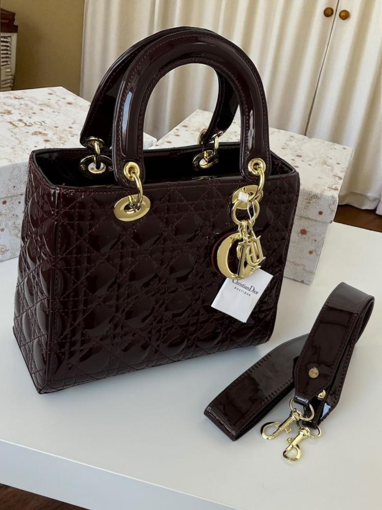 حقيبة ديور البنية: لمسة من الفخامة والأناقة