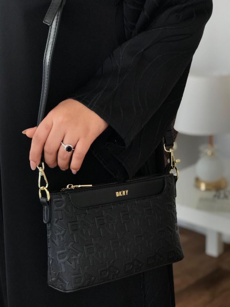 حقيبة DKNY السوداء المزخرفة: أناقة لامثيل لها