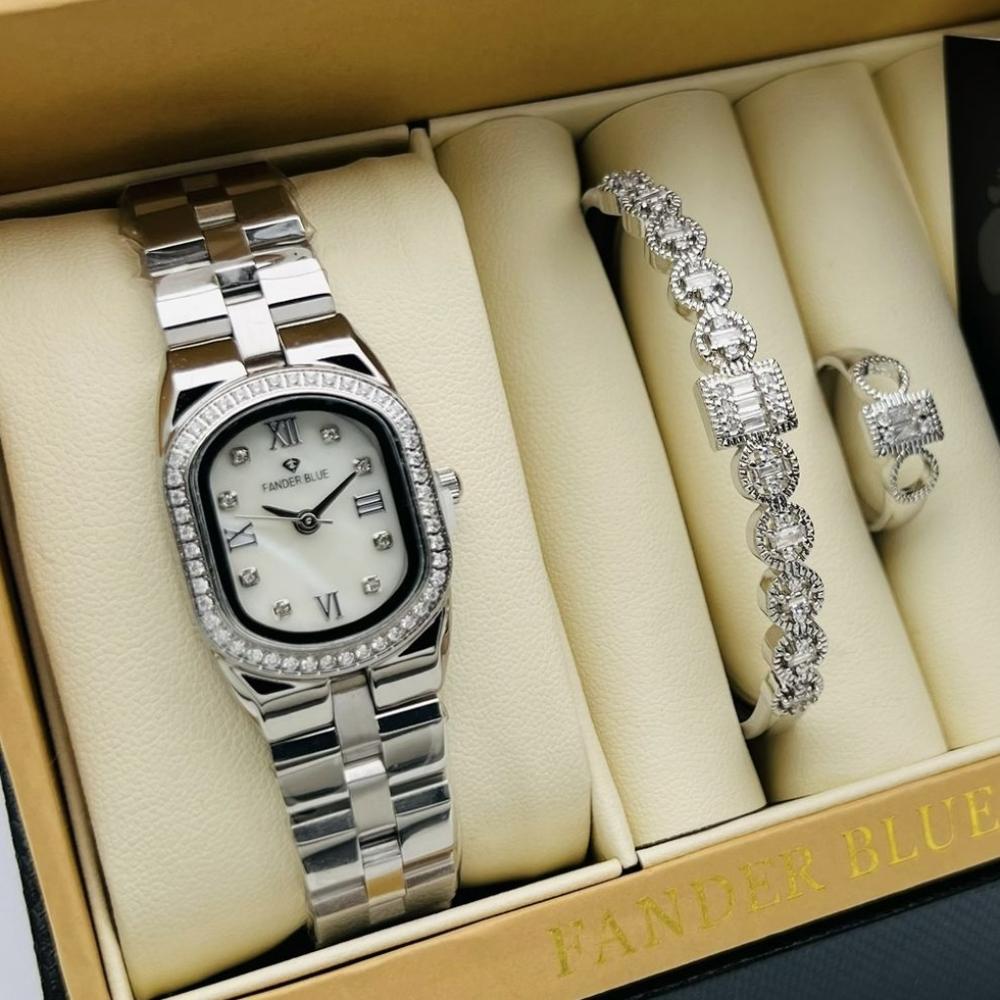 طقم نسائي بسير ستيل بلون الفضي مع أسواره خاتم و الميناء الأبيض