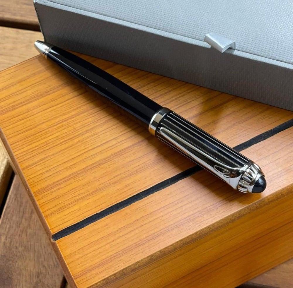 قلم ماركة باللون الأسود