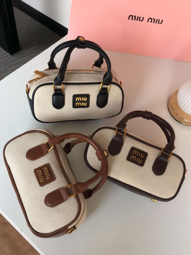 شنط Miu Miu ميني باللون البيج
