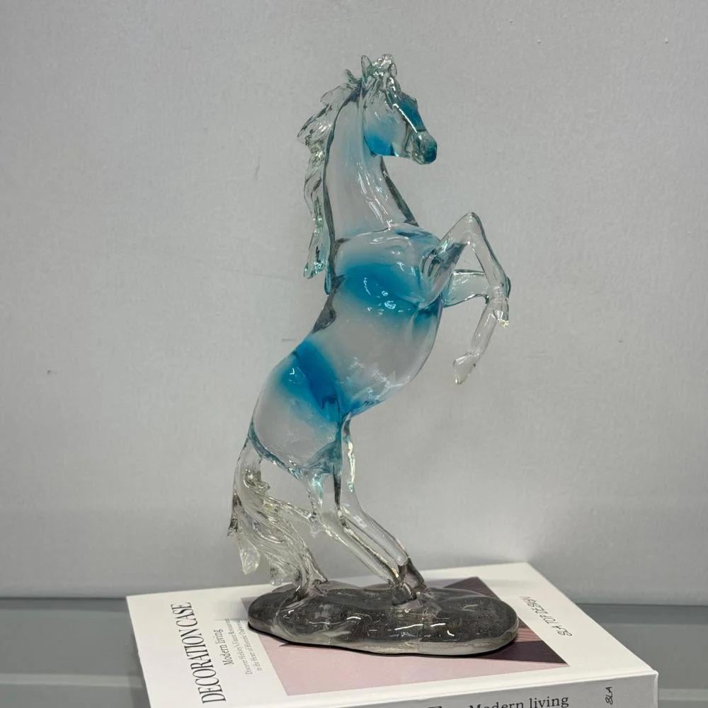 تمثال حصان الحصان المنحوت هذا هو قطعة ديكور فنية يمكن استخدامها لتزيين المنازل أو المكاتب.