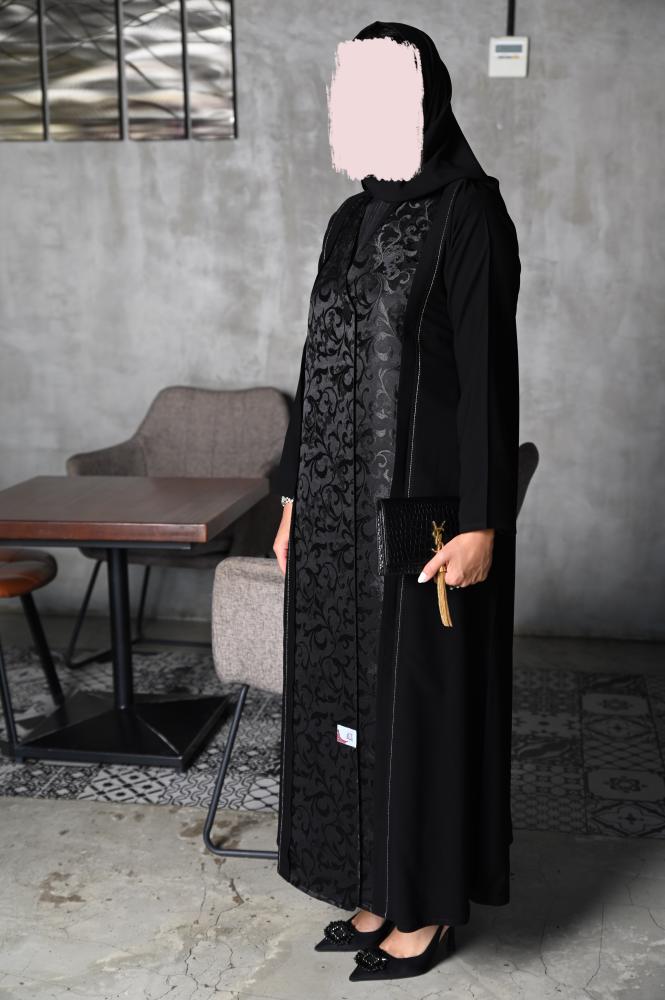 بليزر فخم قماشها كريب برسومات جميلة زادت من جمال العباية