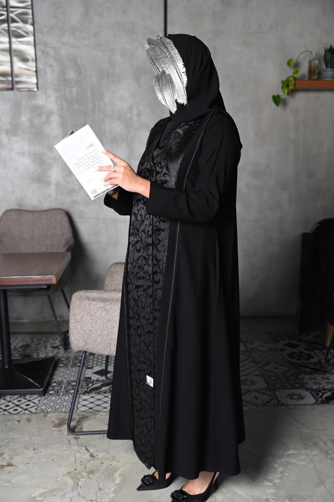 بليزر فخم قماشها كريب برسومات جميلة زادت من جمال العباية