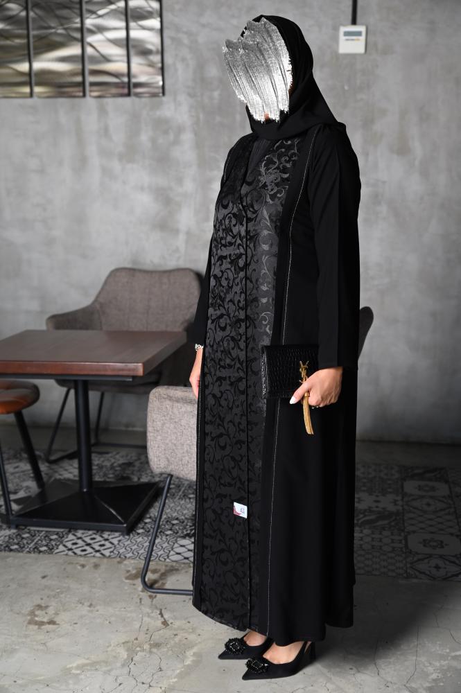 بليزر فخم قماشها كريب برسومات جميلة زادت من جمال العباية