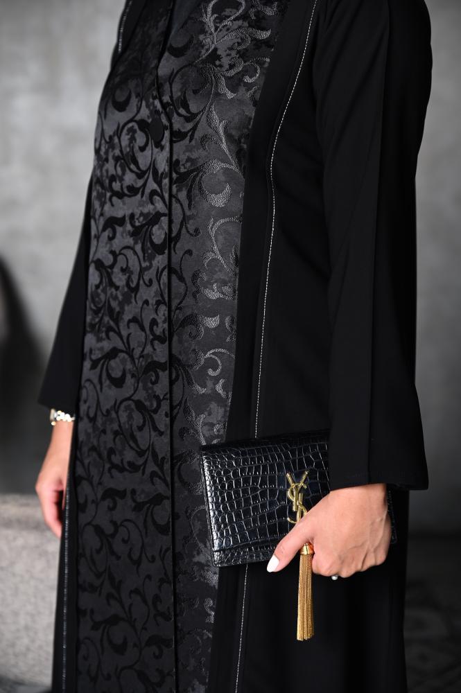 بليزر فخم قماشها كريب برسومات جميلة زادت من جمال العباية