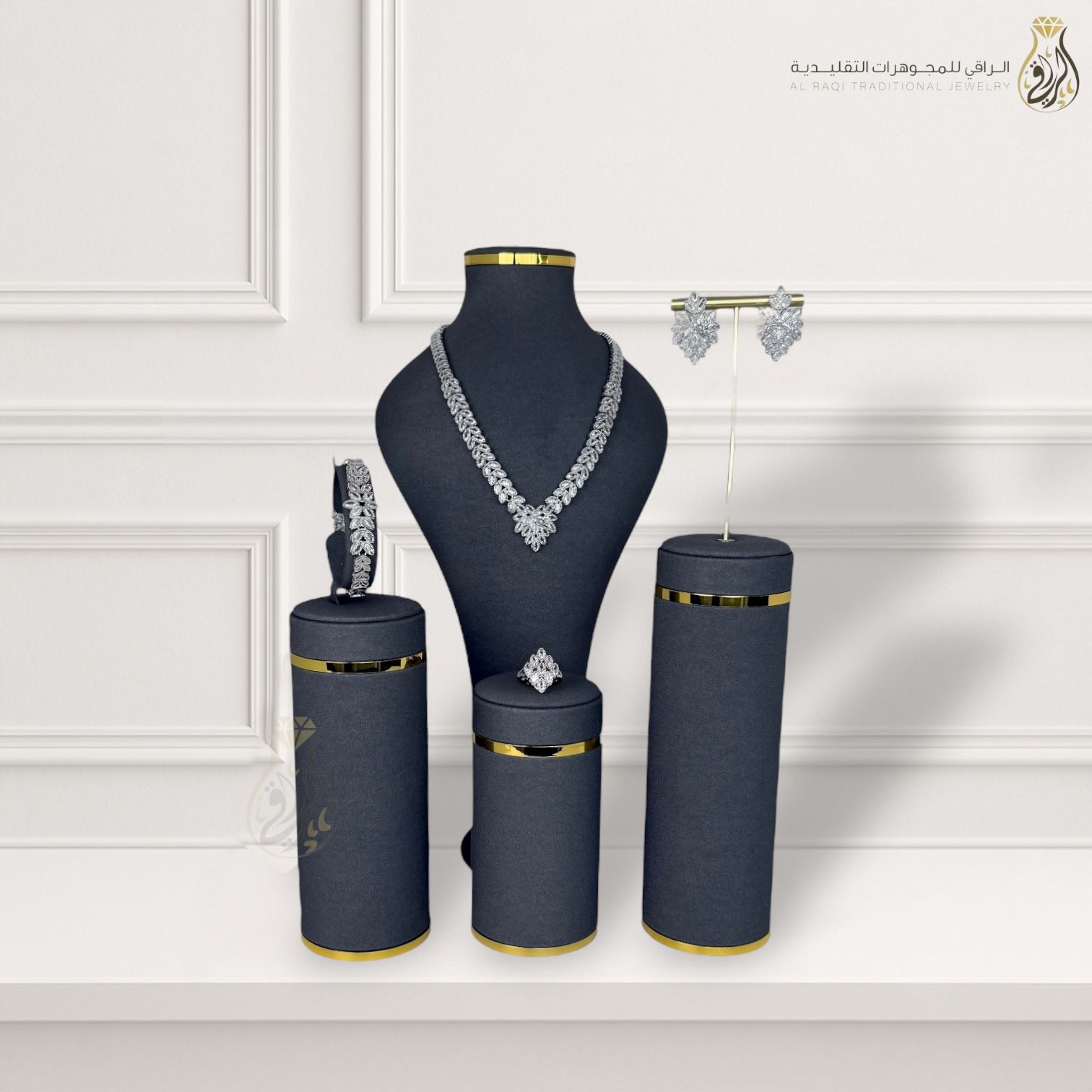 طقم بتصميم أوراق متدلية