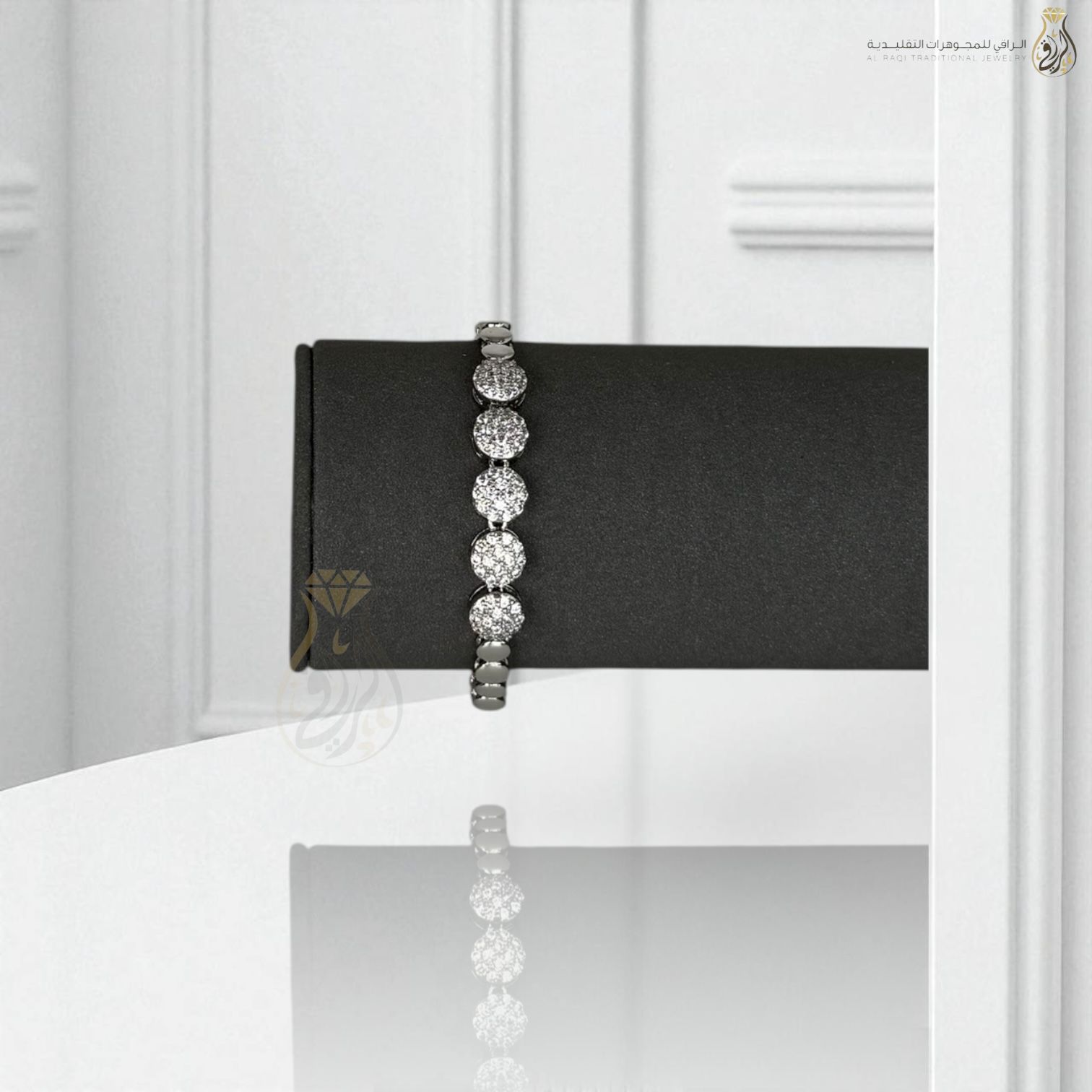 سوار مرصّع بزركون بتصميم دوائر متصلة