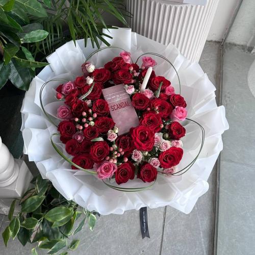 باقة لها مع عطر سكاندال