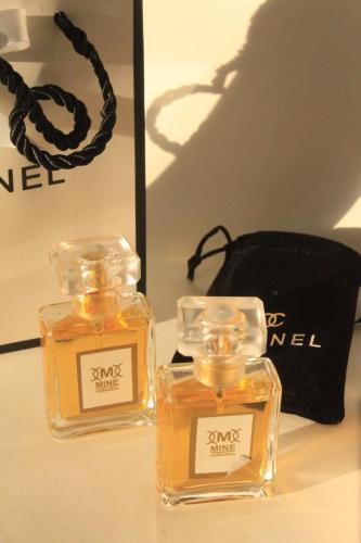 عطر داخل كيس مخمل اسود انيق