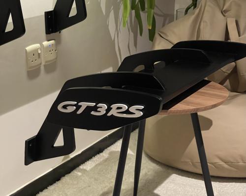 GT3 RS اسود بأسود مع شعار