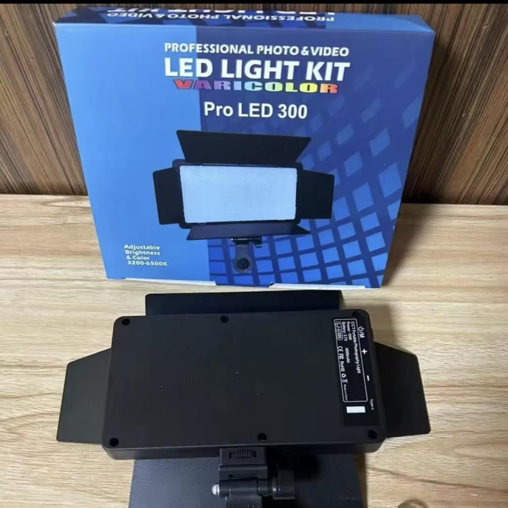 � إضاءة محمولة احترافية متعددة الألوان Pro LED 300