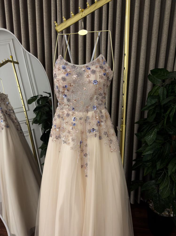 فستان تل وكلفة خرز