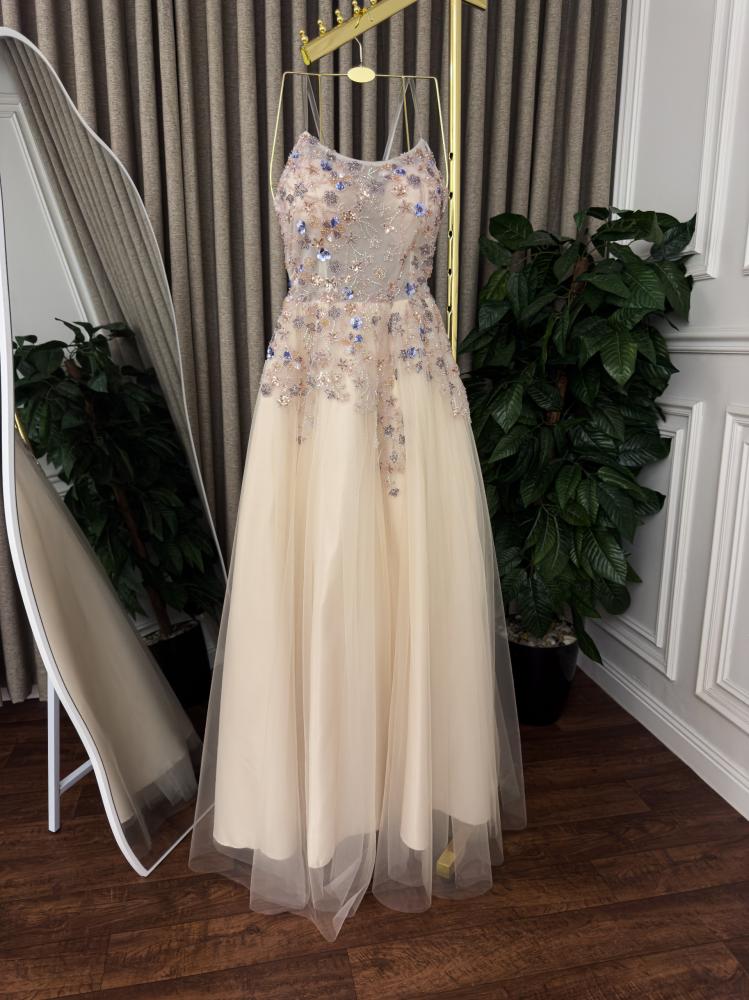 فستان تل وكلفة خرز