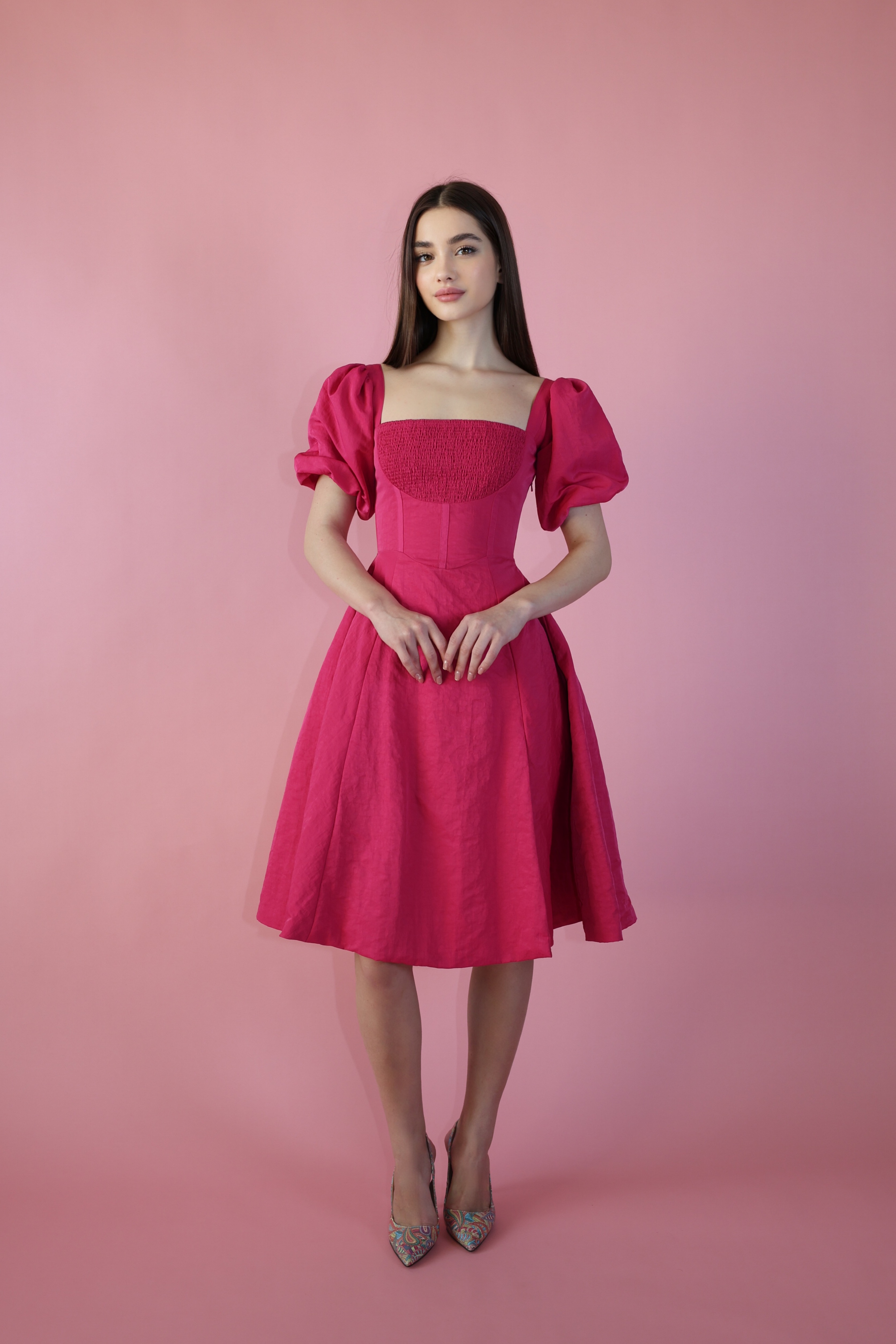 Dress with Spanish crepe fabric, soft and crumpled, in fuchsia, with a side slit