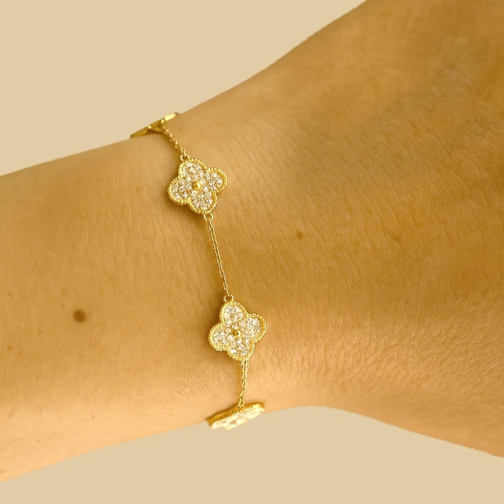 سوار ورق البرسيم مع 5 زخارف، مرصع بالزركونيا المكعبة - مطلي بالذهب. (فضة استرلينية 925)